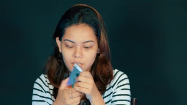 Jovem Ansiosa Tentando Chamar Seu Com Nervosismo Close — Vídeo de Stock