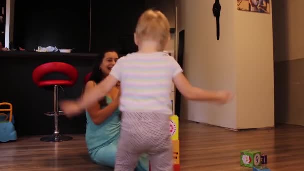 小さな女の子プレイとともに母投げブロック — ストック動画