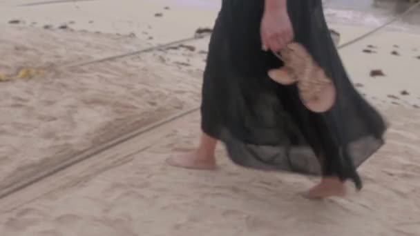 Barefoot Dívka Černými Šaty Chůze Pláži Nohy Dolly View — Stock video