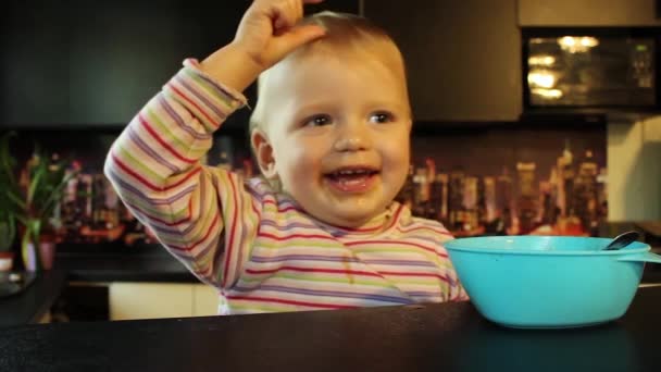 Primer Plano Niña Riendo Jugando — Vídeos de Stock