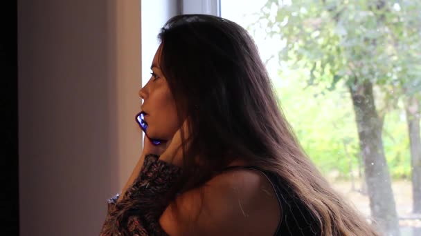 Красивая Женщина Разговаривает Телефону — стоковое видео