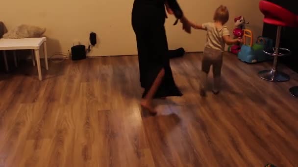 Küçük Kız Annesiyle Koşuşturuyor — Stok video