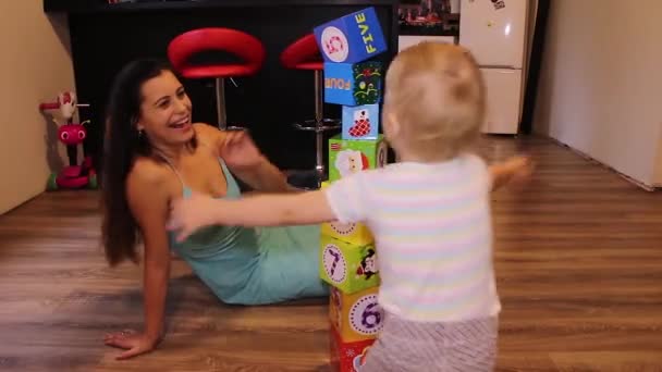 Menina Brincando Com Mãe Jogando Blocos — Vídeo de Stock