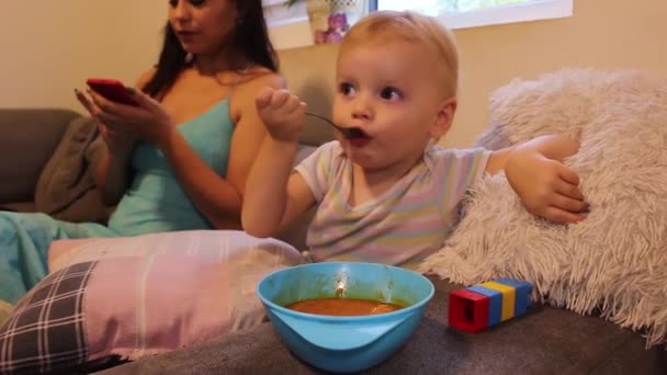 Petite Fille Mangeant Soupe Tout Étant Assise Avec Mère — Video
