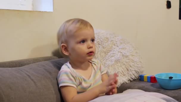 Kleines Mädchen Tanzt Vor Dem Fernseher — Stockvideo