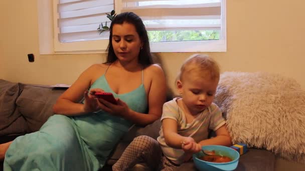 Маленька Дочка Їсть Суп Сидячи Мамою — стокове відео