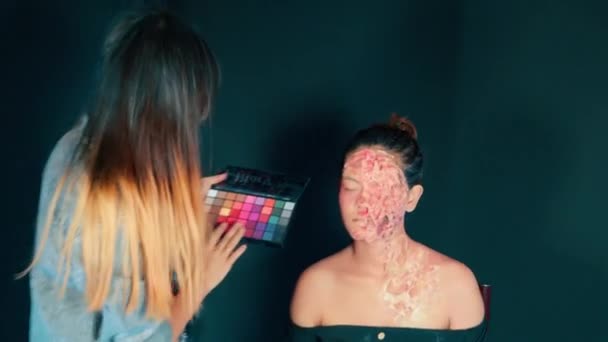 Artista Creando Realista Maquillaje Horror Cara Chica Joven — Vídeos de Stock