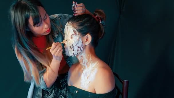 美丽的女艺术家创造特殊的效果化妆 现实可怕的女性模特儿化妆 — 图库视频影像