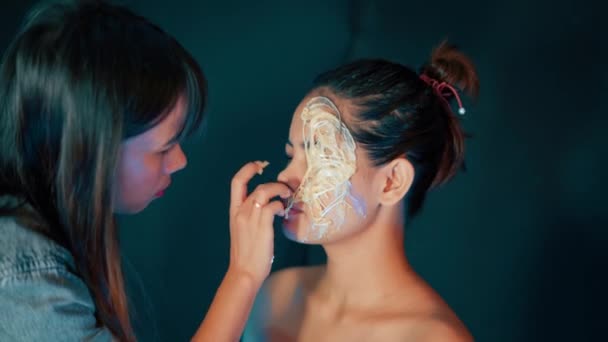 Στενή Ματιά Στούντιο Πλάνο Του Καλλιτέχνη Μακιγιάζ Δημιουργώντας Μάσκα Τρόμου — Αρχείο Βίντεο