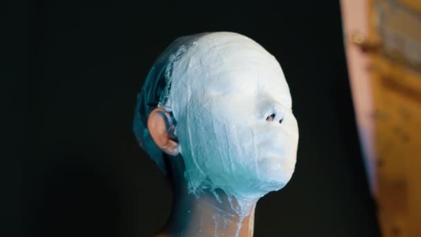 Vue Rapprochée Maquillage Masque Prothétique Blanc Sur Modèle Féminin Concept — Video