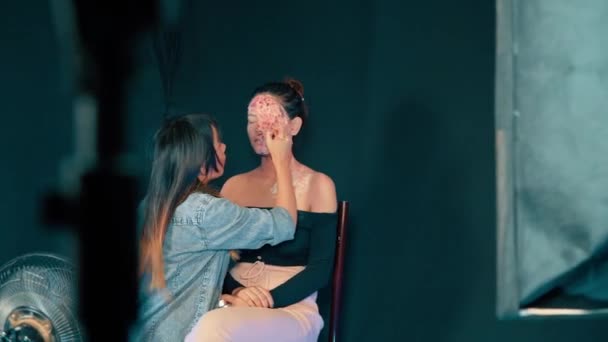 Mirada Cercana Del Proceso Creación Del Maquillaje Espeluznante Aterrador Para — Vídeos de Stock