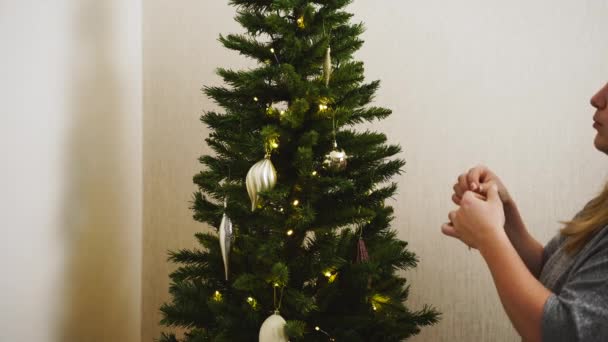 Mulher Jovem Pendurado Ornamentos Vidro Decorativos Uma Árvore Natal Artificial — Vídeo de Stock