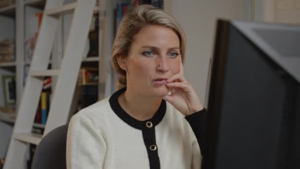 Inteligente Jovem Confiante Mulher Negócios Trabalhando Duro Seu Computador Atrás — Vídeo de Stock