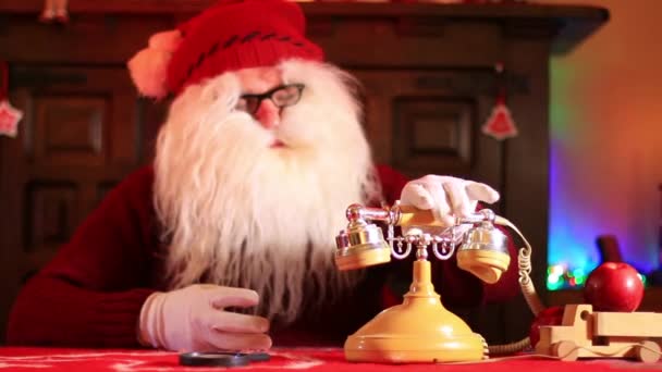 Papai Noel Responde Uma Chamada Telefone Vintage — Vídeo de Stock