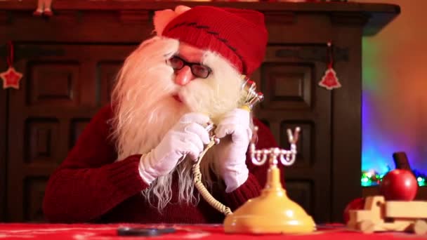 Santa Listens Memegang Handset Telepon Lama — Stok Video