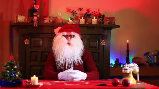 Der Weihnachtsmann Hört Neugierig Und Schüttelt Den Kopf — Stockvideo