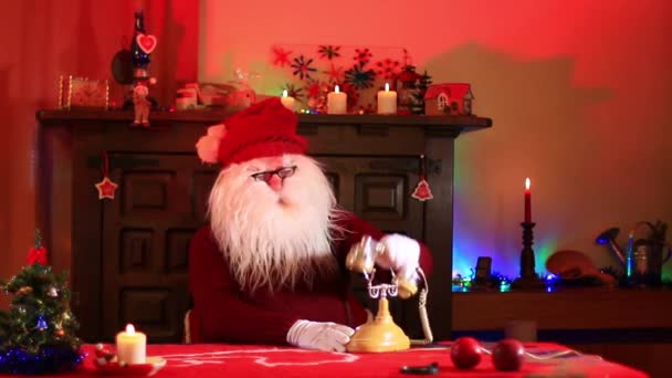 Papai Noel Responde Uma Chamada Telefone Vintage — Vídeo de Stock