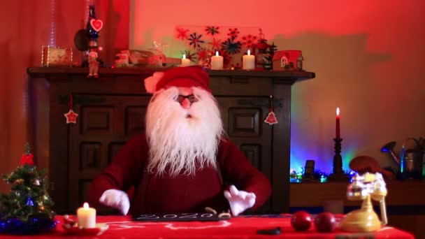 Weihnachtsmann Zeigt Zettel Auf Kreidetafel — Stockvideo