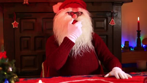 Santa Claus Comiendo Una Manzana Roja — Vídeos de Stock