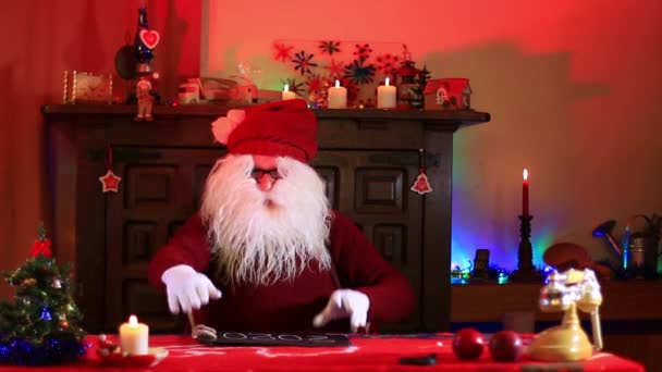 Santa Claus Mostrando Nota 2020 Pizarra Negra — Vídeo de stock