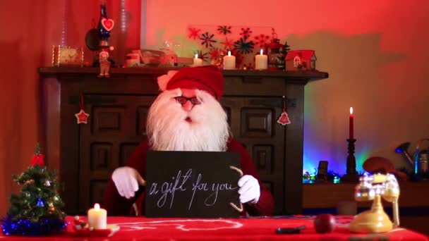 Санта Клаус Показывает Подарок Примечание Мелом Доска — стоковое видео
