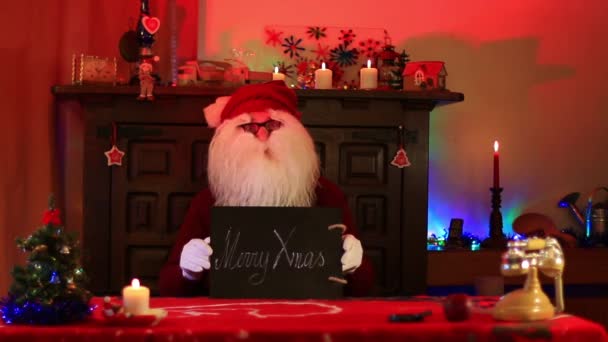 Święty Mikołaj Pokazuje Wesołych Świąt Uwaga Czarnej Tablicy — Wideo stockowe