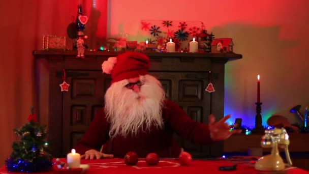 Papai Noel Limpa Três Maçãs Vermelhas — Vídeo de Stock