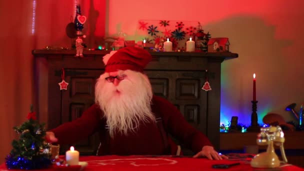 Der Weihnachtsmann Schraubt Einem Alten Wecker — Stockvideo