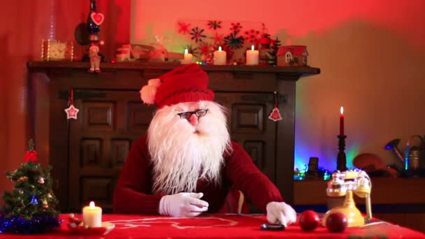 Santa Claus Schází Ruce Gesta Zvoucí Hosty — Stock video