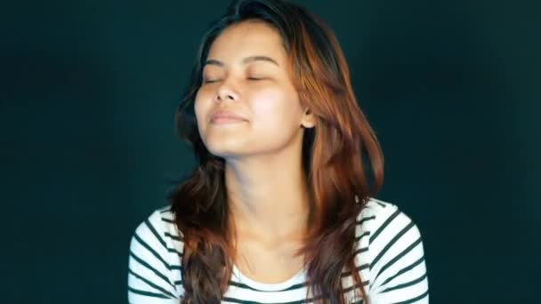 Feliz Sonriente Chica Ancha Tímida Jugando Nerviosamente Con Pelo Alegre — Vídeos de Stock