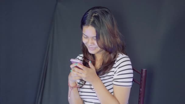 Médio Tiro Feliz Jovem Ásia Menina Escrever Mensagem Telefone — Vídeo de Stock