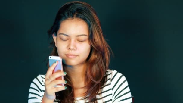 Rapariga Zangada Zangada Desapontada Por Telefonema Mensagem Emoções Expressões Faciais — Vídeo de Stock