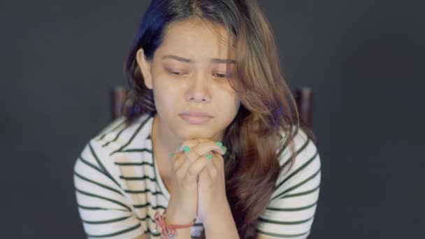 Азиатская Девушка Сидит Стуле Плачет Молится Мертвых Person Close Выстрел — стоковое видео
