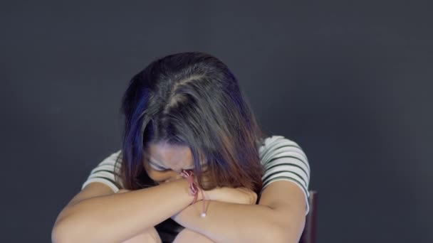 Płacząca Kobieta Sama Pokoju Horrorów Siedząca Krześle — Wideo stockowe