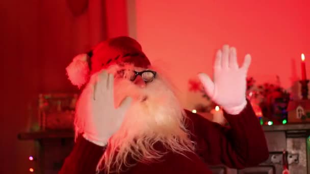 Santa Claus Tančí Místnosti Osvětlené Červeně Video Dolly Motion — Stock video