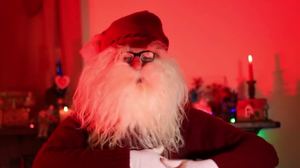 サンタクロースは赤で照らされた部屋で踊ります ビデオ Dolly Motion — ストック動画
