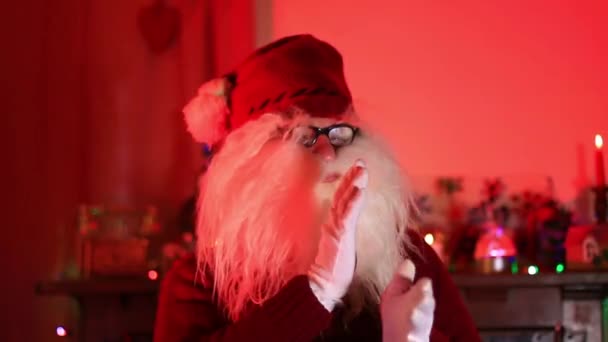 Santa Claus Tančí Místnosti Osvětlené Červeně Video Dolly Motion — Stock video