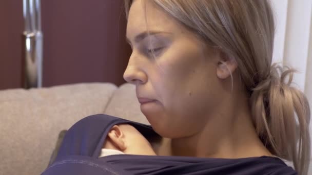 Ласковая Мать Держит Целует Своего Новорожденного Мальчика Отдыхающего Вместе Удобном — стоковое видео
