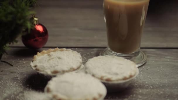 手を身に着けている冬の手袋クリスマスの背景にパイとコーヒーをつかむ — ストック動画