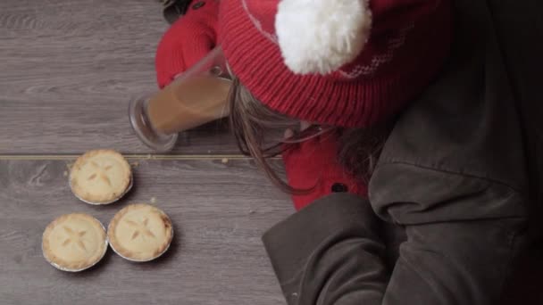 Kvinna Bär Vinter Hatt Och Handskar Greppa Pajer Och Kaffe — Stockvideo