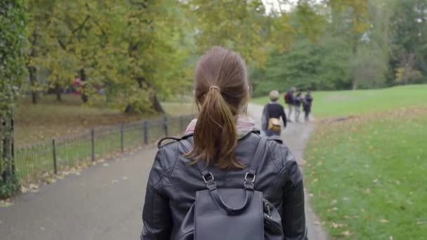 Menina Gengibre Branco Andando Parque Verde Durante Outono Londres Reino — Vídeo de Stock