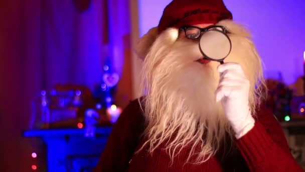 Santa Claus Patrząc Przez Szkło Powiększające — Wideo stockowe