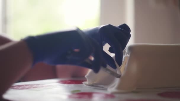Primer Plano Panadero Recortando Glaseado Durante Proceso Creación Pastel Cumpleaños — Vídeo de stock