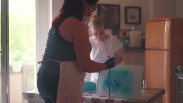 Fırında Çalışan Iki Kadın Fırıncının Fotoğrafı Süslü Bir Doğum Günü — Stok video