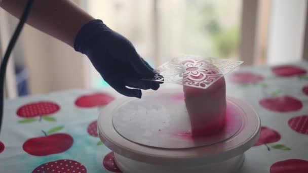 Снимок Двух Пекарей Готовящих Декоративную Глазурь Процессе Создания Праздничного Торта — стоковое видео