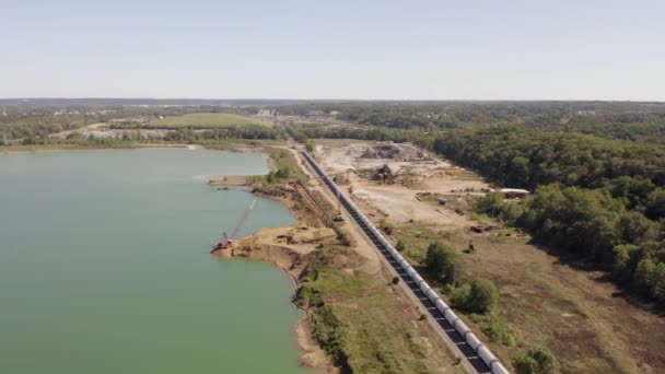 Vista Aérea Vagones Tren Una Mina Cargada Material Órbita Sutil — Vídeos de Stock