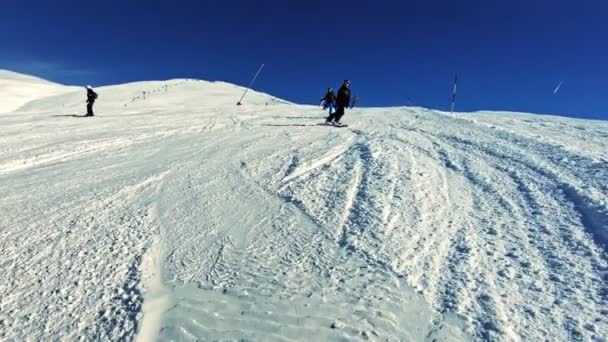 Glücklicher Teenager Beim Snowboarden Winterurlaub — Stockvideo