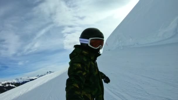 Niño Haciendo Snowboard Por Ladera Sosteniendo Palo Selfie — Vídeo de stock