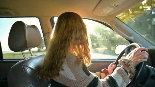 Teen Ragazza Appoggiata Come Guidare Educazione Dei Conducenti — Video Stock