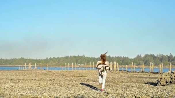 Adolescent Fille Courir Sur Rivage Lent — Video